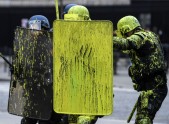 ‘Dzelteno vestu’ un policijas sadursmes Francijā - 7