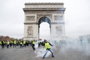 ‘Dzelteno vestu’ un policijas sadursmes Francijā - 8