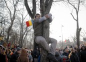 Rumānija valsts simtgadi svin ar militāro parādi - 9
