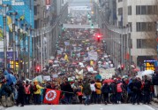 Vairāki tūkstoši cilvēku demonstrācijā aicina politiķus spert atbildīgākus soļus klimata politikā - 2