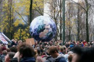 Vairāki tūkstoši cilvēku demonstrācijā aicina politiķus spert atbildīgākus soļus klimata politikā - 6