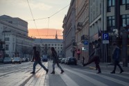 Zombiji īpašā misijā Rīgas ielās aicina nelietot mobilos telefonus pie stūres - 1