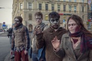 Zombiji īpašā misijā Rīgas ielās aicina nelietot mobilos telefonus pie stūres - 4