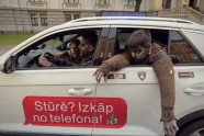 Zombiji īpašā misijā Rīgas ielās aicina nelietot mobilos telefonus pie stūres - 8