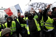 Parīzē sākušās 'dzelteno vestu' sadursmes ar policiju - 1