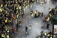 Parīzē sākušās 'dzelteno vestu' sadursmes ar policiju - 2