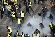 Parīzē sākušās 'dzelteno vestu' sadursmes ar policiju - 5