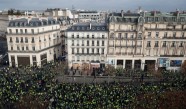 Parīzē sākušās 'dzelteno vestu' sadursmes ar policiju - 6