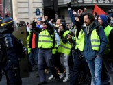 Parīzē sākušās 'dzelteno vestu' sadursmes ar policiju - 7