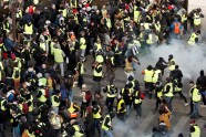 Parīzē sākušās 'dzelteno vestu' sadursmes ar policiju - 9