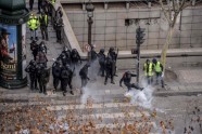 Parīzē sākušās 'dzelteno vestu' sadursmes ar policiju - 10