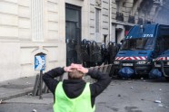 Parīzē sākušās 'dzelteno vestu' sadursmes ar policiju - 11