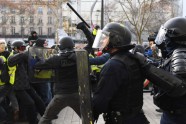 Parīzē sākušās 'dzelteno vestu' sadursmes ar policiju - 12
