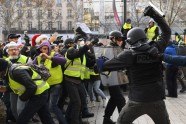Parīzē sākušās 'dzelteno vestu' sadursmes ar policiju - 13