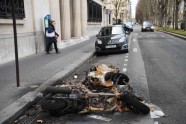 Parīzē sākušās 'dzelteno vestu' sadursmes ar policiju - 15
