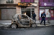 Parīzē sākušās 'dzelteno vestu' sadursmes ar policiju - 16
