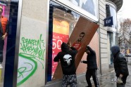 Parīzē sākušās 'dzelteno vestu' sadursmes ar policiju - 19