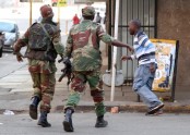 Karavīri vēršas pret protestētājiem Hararē 01.08.2018 - 1