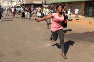 Karavīri vēršas pret protestētājiem Hararē 01.08.2018 - 2