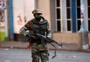 Karavīri vēršas pret protestētājiem Hararē 01.08.2018 - 3