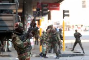 Karavīri vēršas pret protestētājiem Hararē 01.08.2018 - 4