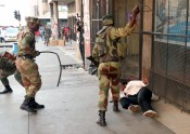 Karavīri vēršas pret protestētājiem Hararē 01.08.2018 - 5