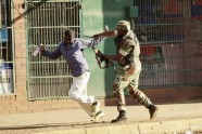 Karavīri vēršas pret protestētājiem Hararē 01.08.2018 - 8