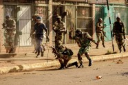 Karavīri vēršas pret protestētājiem Hararē 01.08.2018 - 12