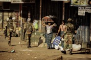 Karavīri vēršas pret protestētājiem Hararē 01.08.2018 - 13