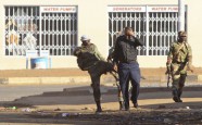 Karavīri vēršas pret protestētājiem Hararē 01.08.2018 - 15