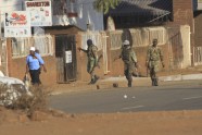 Karavīri vēršas pret protestētājiem Hararē 01.08.2018 - 16