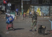 Karavīri vēršas pret protestētājiem Hararē 01.08.2018 - 18