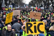 Francijā turpinās 'dzelteno vestu' protesti - 4