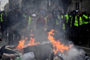 Francijā turpinās 'dzelteno vestu' protesti - 7