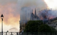 Parīzes Dievmātes katedrālē izcēlies ugunsgrēks - 1