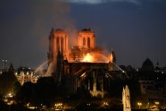 Tūristi un parīzieši pulcējas pie degošās katedrāles - 1