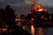 Tūristi un parīzieši pulcējas pie degošās katedrāles - 3