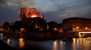 Tūristi un parīzieši pulcējas pie degošās katedrāles - 4