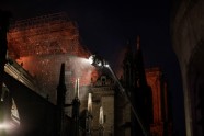 Tūristi un parīzieši pulcējas pie degošās katedrāles - 5