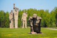 Salaspils memoriālā skulptūrai uz pleca parādījusies ligzda - 1