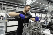 'Mercedes' radījis visjaudīgāko četrcilindru motoru - 36