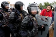Kazahstānā prezidenta vēlēšanu dienā policija aiztur protestētājus - 5