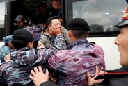 Kazahstānā prezidenta vēlēšanu dienā policija aiztur protestētājus - 6