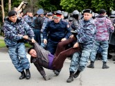 Kazahstānā prezidenta vēlēšanu dienā policija aiztur protestētājus - 8