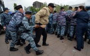 Kazahstānā prezidenta vēlēšanu dienā policija aiztur protestētājus - 9