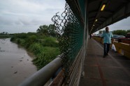 UZ ASV-Meksikas robežas noslīkušo salvadoriešu nosūtīšana mājup - 3