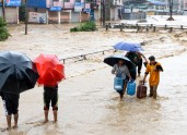 Plūdos un zemes nogruvumos Nepālā bojā gājuši 43 cilvēki - 1