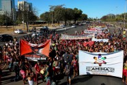 Iedzimtās protestē Brazīlijas Braziljā - 11