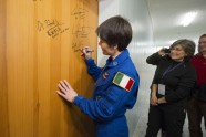 Itālijas astronaute Samanta Kristoforeti parakstās uz sava numuriņa durvīm Kosmonautu viesnīcā