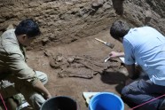 Borneo atrasts skelets ar amputētu kāju